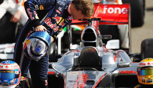 Red-Bull-Pilot Sebastian Vettel schaut sich den Schnorchel am McLaren ganz genau an