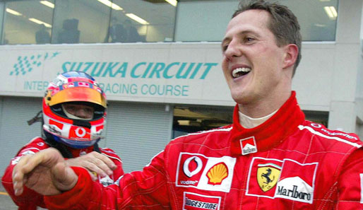 Barrichello (l.) siegt beim Saisonfinale in Suzuka und gratuliert Schumacher zum Titelgewinn