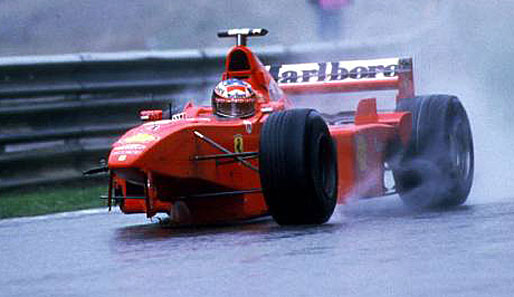 Eines der Bilder der Saison 1998: Schumacher schleicht in Spa mit drei Reifen zurück zur Ferrari-Box