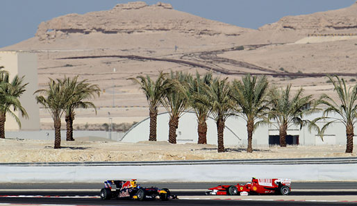 Sebastian Vettel (l.) konnte Fernando Alonso bis zu seinem Defekt auf Distanz halten