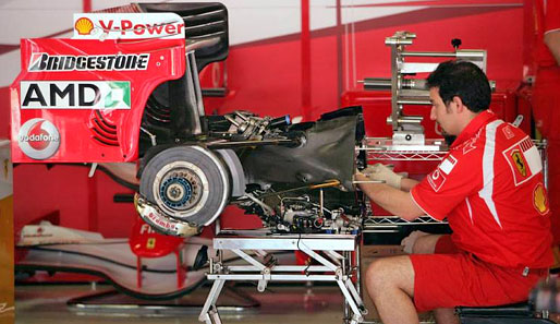 Ein Ferrari-Mechaniker bei der Arbeit am Getriebe des roten Renners