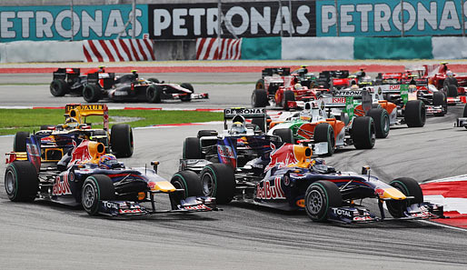 Sebastian Vettel (r.) ging direkt am Start in Malaysia an Red-Bull-Kollege Mark Webber vorbei