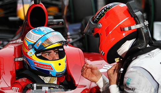 Fernando Alonso (l.) steht bis 2012 bei Ferrari unter Vertrag