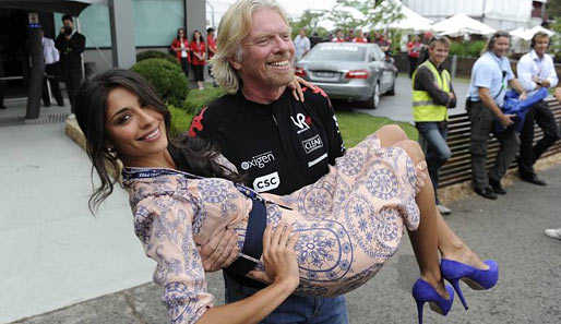 Immer auch ein Mann der Show: Virgin-Boss Richard Branson trägt das Model Pia Miller auf Händen