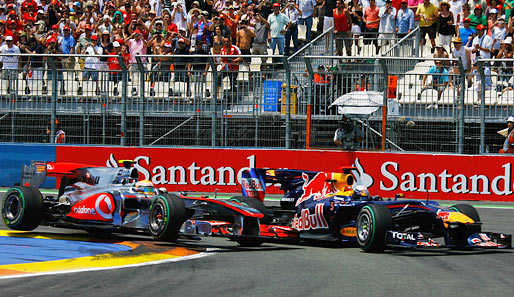 Lewis Hamilton (l.) greift am Start Sebastian Vettel an. Beide kollidieren leicht