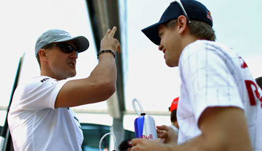 Fußballbegeistertes Formel-1-Duo: Sebastian Vettel (r.) und Mercedes-Pilot Michael Schumacher