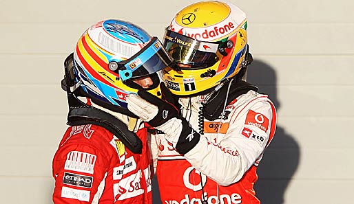 Fernando Alonso (l.) liegt als WM-Füfter 29 Punkte hinter Spitzenreiter Lewis Hamilton