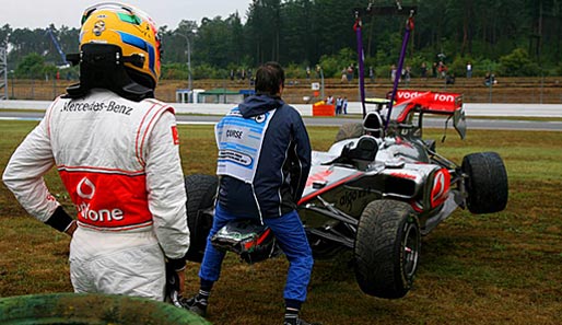 Hamilton muss zusehen, wie sein beschädigter McLaren auf dem Hockenheimring abgeschleppt wird