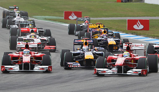 Start in Hockenheim: Felipe Massa (r.) und Fernando Alonso (l.) überholen Sebastian Vettel