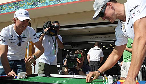 Immer im sportlichen Wettkampf: Rosberg (l.) und Schumacher beim Tipp-Kick-Spiel