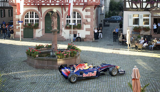 Sebastian Vettel am frühen Sonntagmorgen auf dem malerischen Marktplatz in Heppenheim