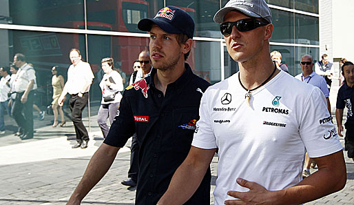 Michael Schumacher (r.) drückt Sebastian Vettel die Daumen