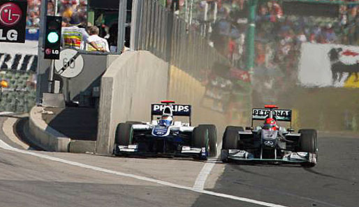 Beim Duell mit Michael Schumacher wird Rubens Barrichello fast in die Boxenmauer gedrängt