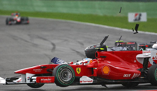 Fernando Alonso wurde in der ersten Runde in Spa von Rubens Barrichello abgeschossen