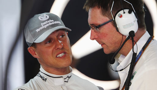 Michael Schumacher diskutiert mit seinem Mercedes-Renningenieur Andrew Shovlin