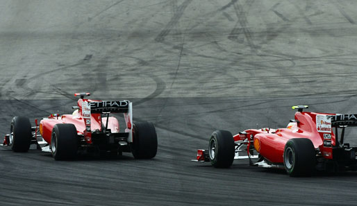 Das sorgte für Aufregung: Felipe Massa (l.) lässt Fernando Alonso passieren