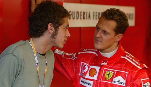 Valentino Rossi (l.) glaubt nicht, dass Michael Schumacher 2011 eine Chance auf den Titel hat