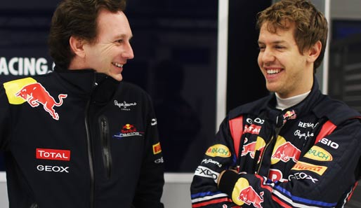 Sebastian Vettel (r.) fühlt sich bei Red Bull wohl und dementiert baldige Wechselabsichten