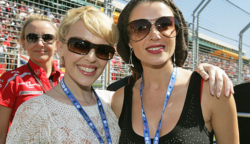Kylie Minogue (l.) mit ihrer Schwester Dannii beim Besuch des Australien-GP 2007