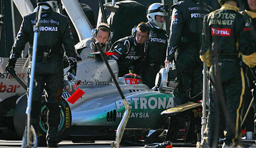 Michael Schumacher gab nach einer Kollision beim Australien-GP in der 22. Runde auf