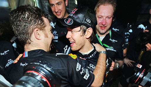 Sebastian Vettel (M.) hat mit seiner Crew nach dem Sieg in Melbourne ausgiebig gefeiert