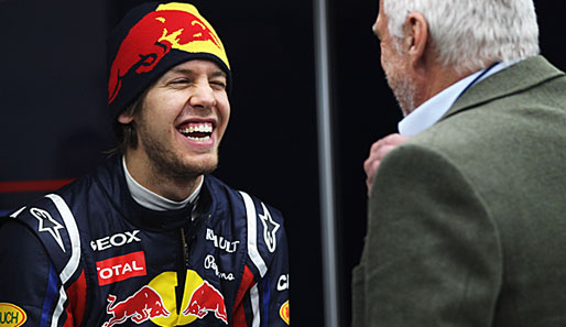 Sebastian Vettel (l., mit RB-Boss Mateschitz) soll noch bis 2014 den Overall von Red Bull tragen