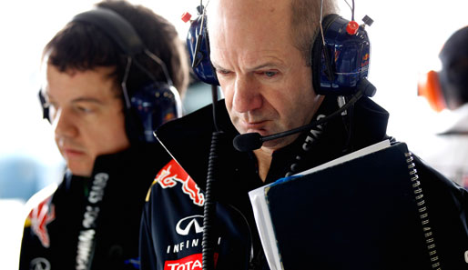 Red-Bull-Technikchef Adrian Newey (r.) ist die Nörgelei über den Frontflügel leid