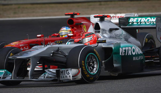 Michael Schumacher (vorne) und Fernando Alonso lieferten sich ein spannendes Duell in Shanghai