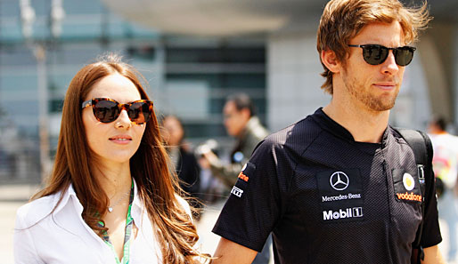 Jenson Button wartet auf die Fahrstunden von seiner Freundin Jessica Michibata