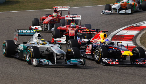 Nico Rosberg (l.) sieht nach dem guten Rennen in China wieder etwas positiver in die Zukunft