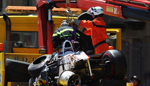 Heftiger Unfall im Qualifying von Monaco: Sergio Perez' Bolide musste mit dem Kran geborgen werden