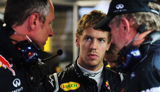 Die Bullen um Sebastian Vettel (M.) zeigen sich trotz Verschwörungstheorien kämpferisch