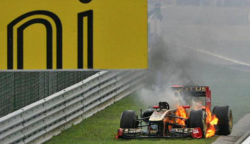 Nick Heidfelds Lotus-Renault stand in Ungarn plötzlich in Flammen
