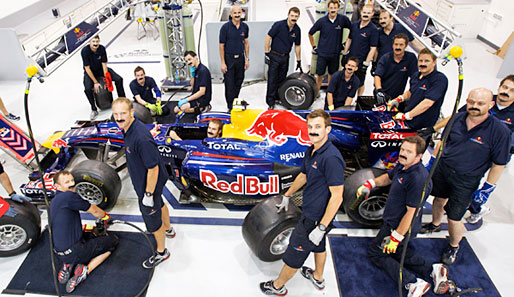 Das Red-Bull-Team mit Freddie-Mercury-Schnauzern