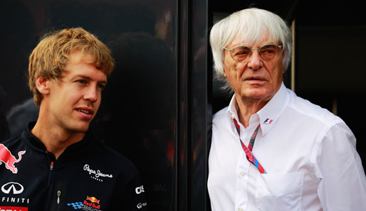 Formel-1-Boss Bernie Ecclestone (l.) überschüttet Red-Bull-Fahrer Sebastian Vettel mit Lob