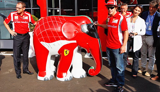 Fernando Alonso (r.) war im Ferrari 2010 der König von Monza