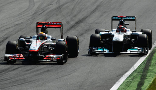 Michael Schumacher (r.) und Lewis Hamilton lieferten sich in Monza ein heißes Duell