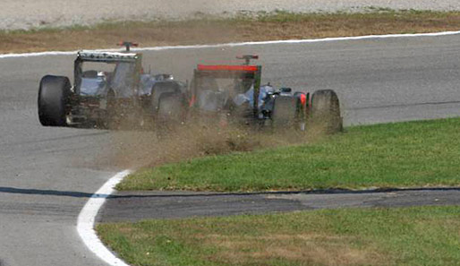 Michael Schumacher (l.) drängte Lewis Hamilton im Duell in Monza einmal auf die Wiese