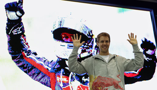 Sebastian Vettel bescherte den Mitarbeitern im Werk von Milton Keynes einen Feiertag