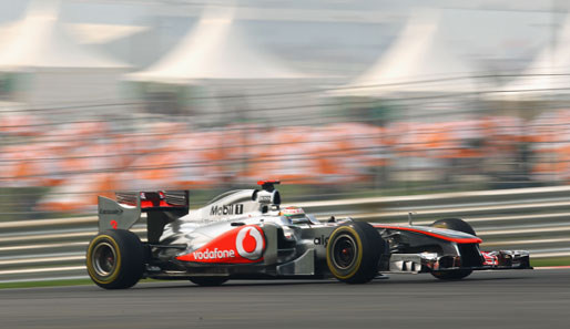 Lewis Hamilton wird in seinem McLaren wird für das Missachten einer Gelben Flagge bestraft