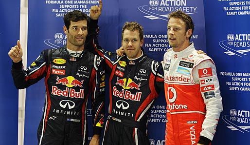 Mark Webber (l.) und Jenson Button (r.) starten in Indien mit schwarzem Armband und Wheldon-Helmlogo