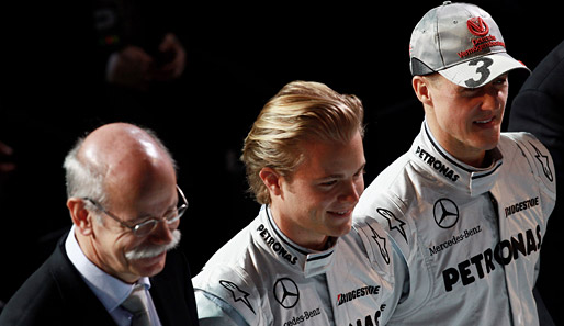 Mercedes-Boss Dieter Zetsche (l.) will Michael Schumacher (r.) in der Formel 1 halten