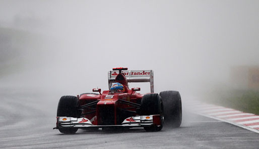 Fernando Alonso hat nach einem echten Regen-Chaos das Rennen in Malaysia gewonnen