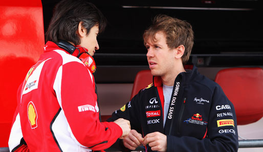 Ist mit den bisherigen Testfahrten in Barcelona zufrieden: Sebastian Vettel (r.)