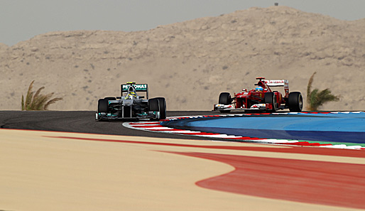Rosberg l.) und Alonso beharkten sich in Bahrain an der Grenze zur Legalität