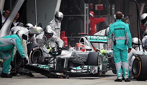 Der rechte Vorderreifen an Michael Schumachers Mercedes war nicht richtig fest