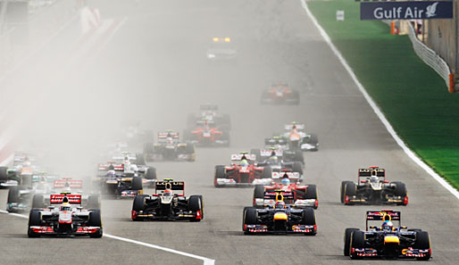 Sebastian Vettel (r.) verteidigte am Start in Bahrain seine Führung souverän