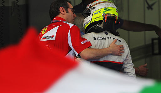 Sergio Perez (r.) wird kurzfristig keinen Vertrag als Ferrari-Fahrer bekommen