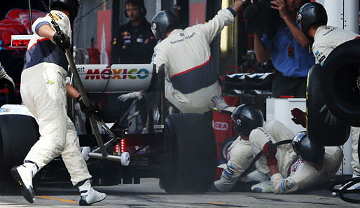 Drei Sauber-Mechaniker verletzte Kamui Kobayashi mit seinem Auto, weil er zu spät bremst