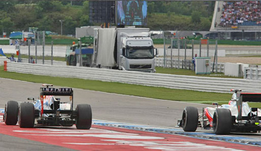 Die entscheidende Szene: Sebastian Vettel (l.) verlässt im Duell mit Jenson Button die Strecke